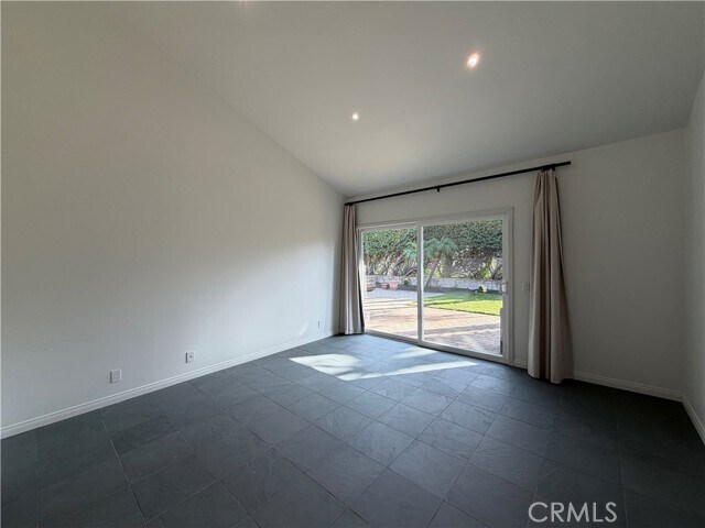 Building Photo - 15999 Via De Las Palmas