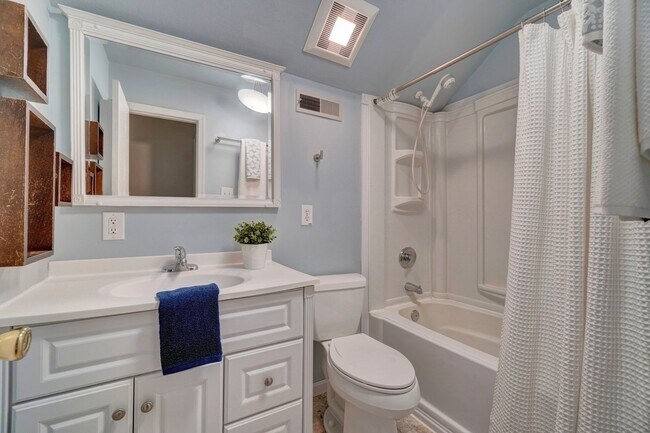 Building Photo - Fabulous 4-Bedroom Great Neck Home Ready 0...