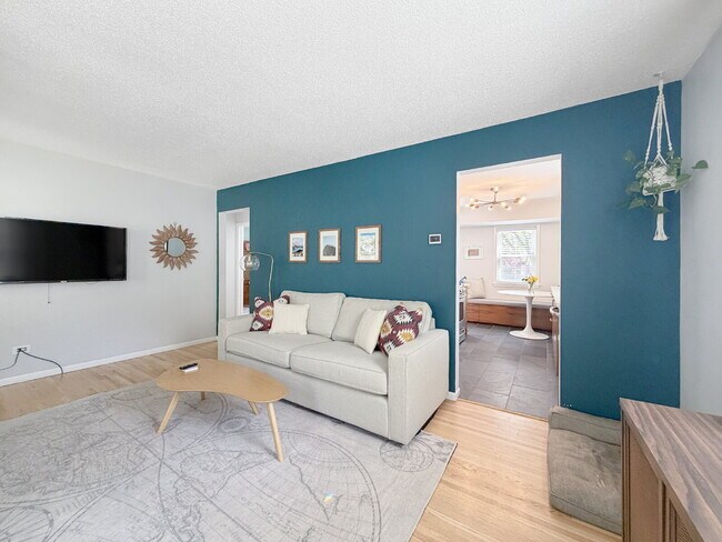 Building Photo - Gorgeous 3-Bed/2 Bath in the Heart of Saint Louis Park - Dogs Welcome!