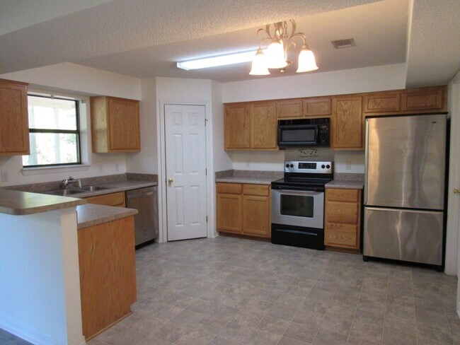 Building Photo - Convenient Northeast location!