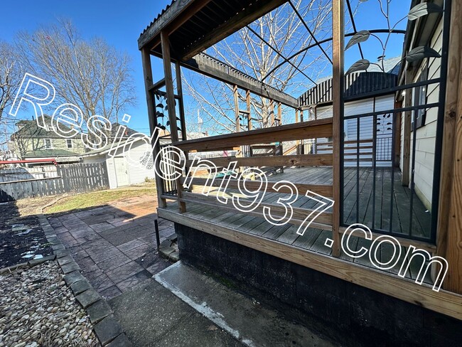 Building Photo - Spacious updated 3 bed 1 bath