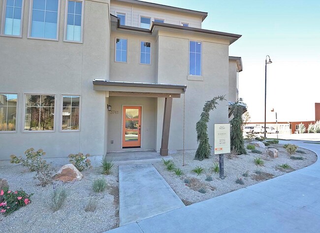 Building Photo - One of a Kind-3 Bedroom and 3 Bathroom Luxury Townhouse in Harris Ranch.