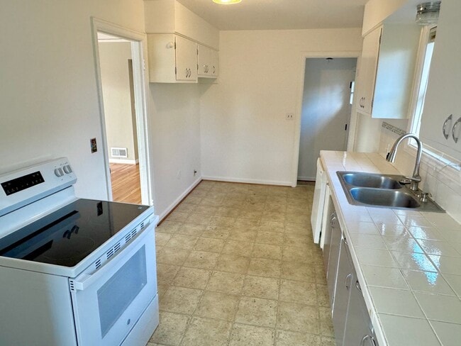 Building Photo - Rose City Park Neighborhood Quintessential Ranch Home on Corner Lot with Huge Basement, Fenced Ya...