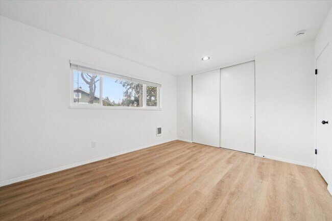 Building Photo - 5143-5145 SE Knight