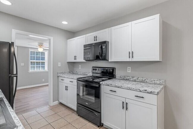 Building Photo - Updated Home with Hardwood Floors, LR & De...