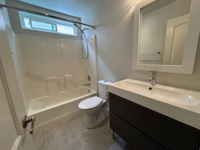 Building Photo - Paseo Del Sol