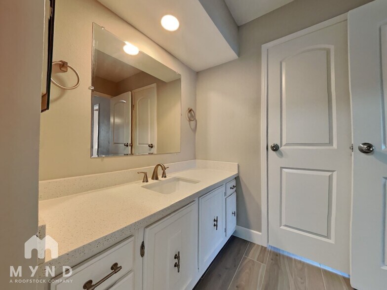 Building Photo - 15726 Pipers View Dr