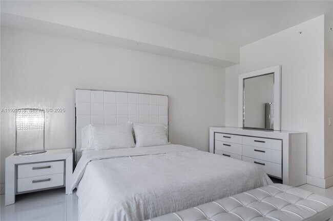 Building Photo - 1300 Brickell Bay Dr