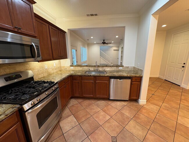 Building Photo - Two story home in NW Visalia Rent Ready!