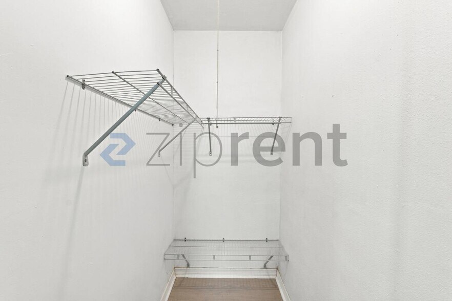 Building Photo - Unit