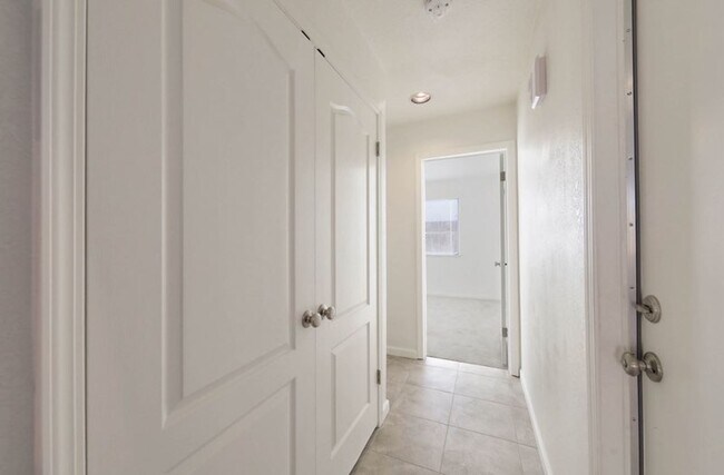 Building Photo - 6118 Autumn Crest Dr