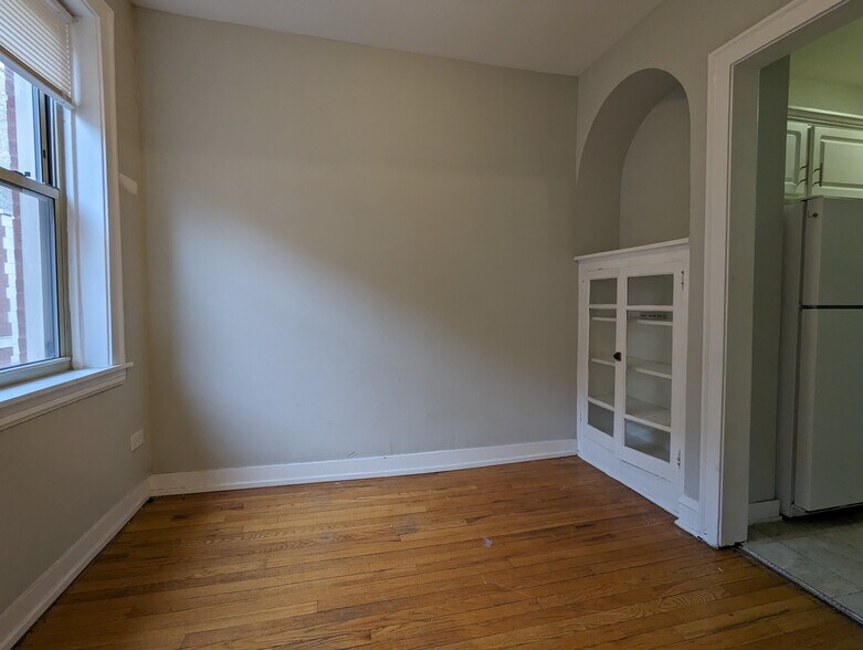 Building Photo - 546 W Surf St