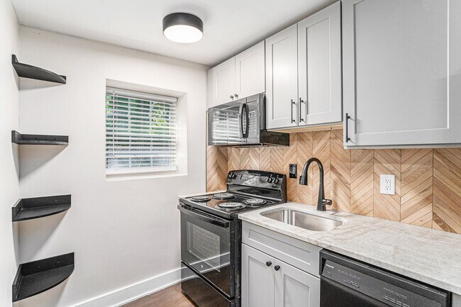 Building Photo - Fully Renovated Cottage near Downtown Smyrna!