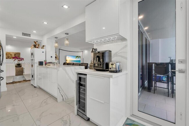 Building Photo - 18071 Biscayne Blvd