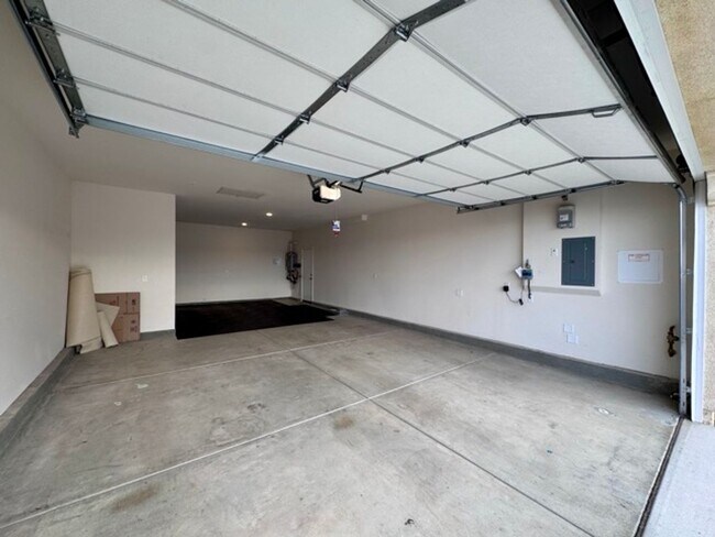 Building Photo - Spacious 4 Bedroom Home for Lease in Winch...