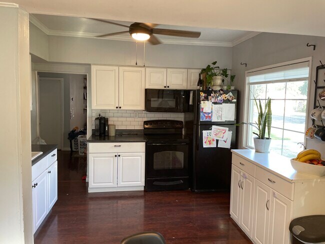 Building Photo - 3124 W Fairview Ave