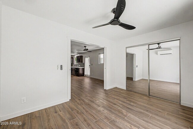 Building Photo - 521 W Mariposa St