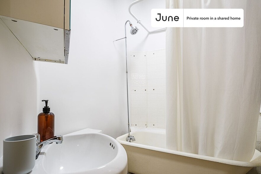 Building Photo - Room in Shared 5 bed/1 bath home in Hell's Kitchen