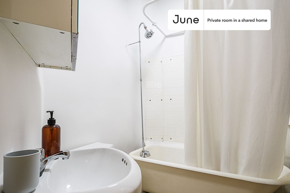 Building Photo - Room in Shared 5 bed/1 bath home in Hell's Kitchen
