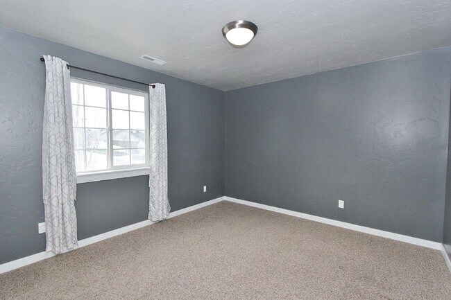 Building Photo - Spacious Home in Quiet Neighborhood