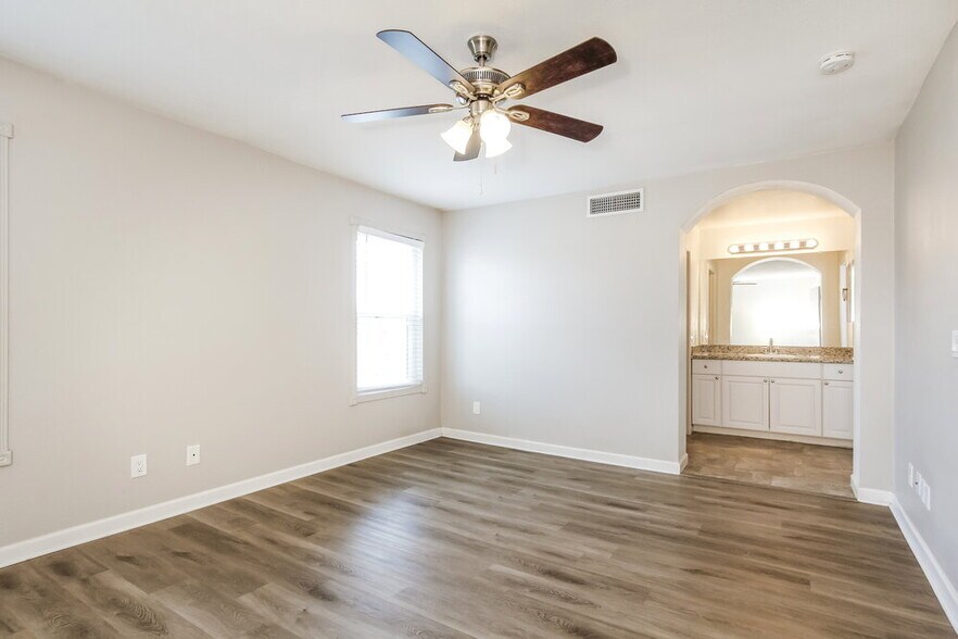 Building Photo - 8737 W Bluefield Ave