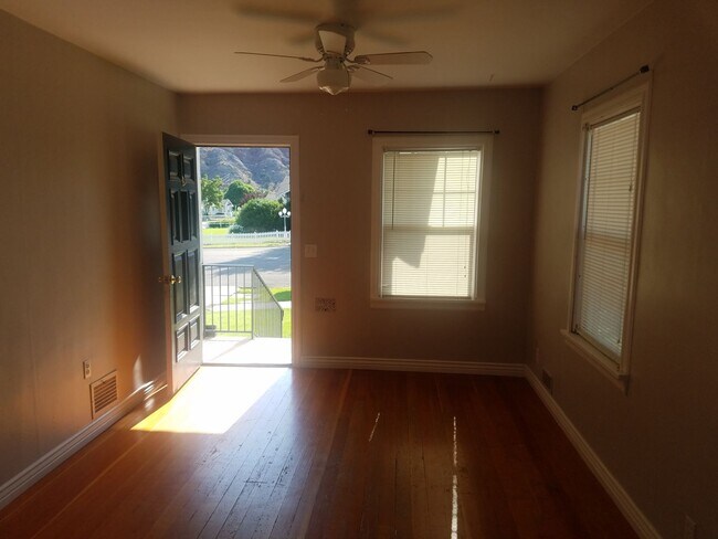 Building Photo - Charming Main level apartment