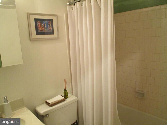 Building Photo - 1260 21st St NW