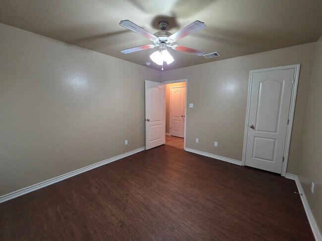 Building Photo - Beautiful 3 Bed, 2 Bath Duplex in Clear Creek Area - Viewable Now