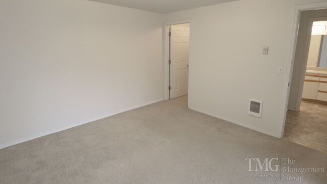 Building Photo - Roomy One Level 2 Bdrm Duplex w/ Open Floo...