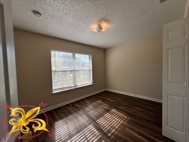 Building Photo - $1595 3/2 - K- Section Great Location Off ...