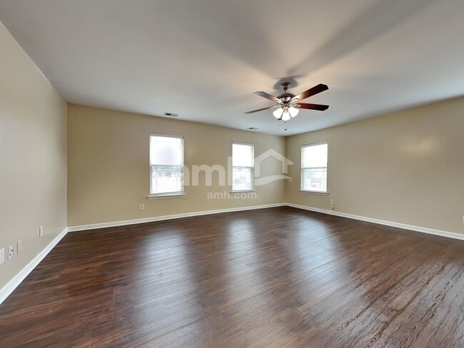 Building Photo - 137 Lake House Rd