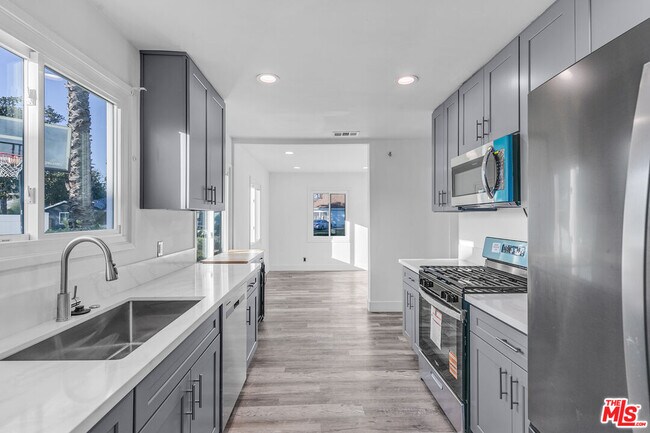 Building Photo - 13536 Hamlin St