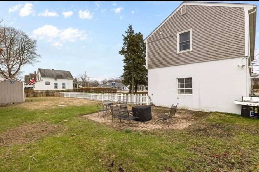 Building Photo - 1550 Fall River Ave