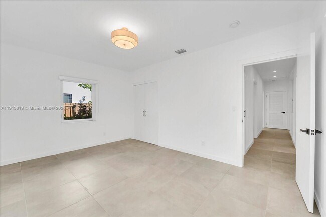 Building Photo - 863 NE 90th St