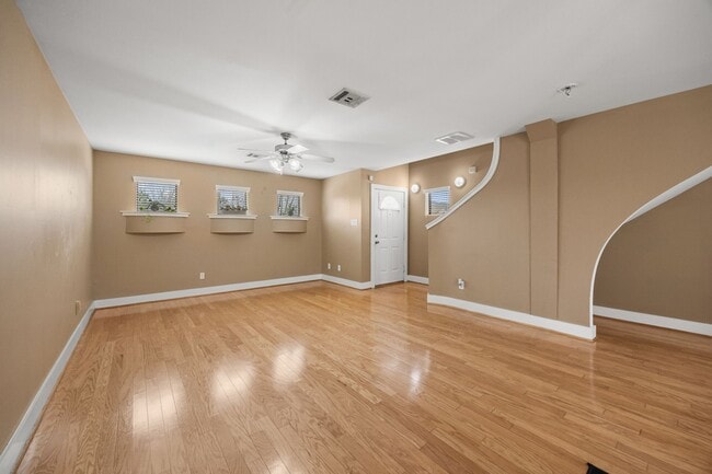 Building Photo - 5951 S Loop E