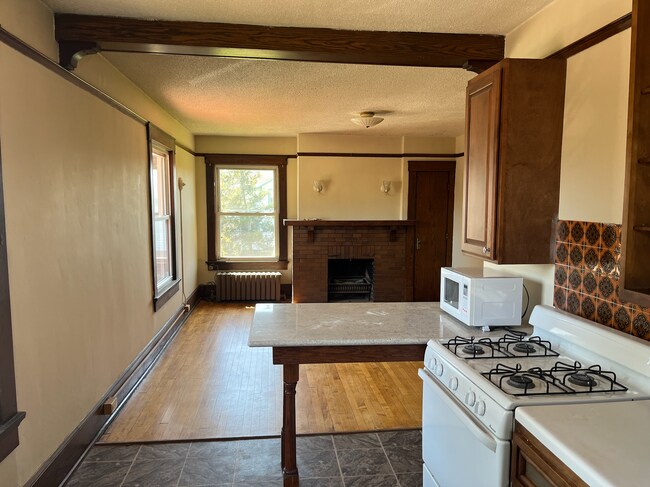 Building Photo - Charming, Vintage, Downtown Apartment