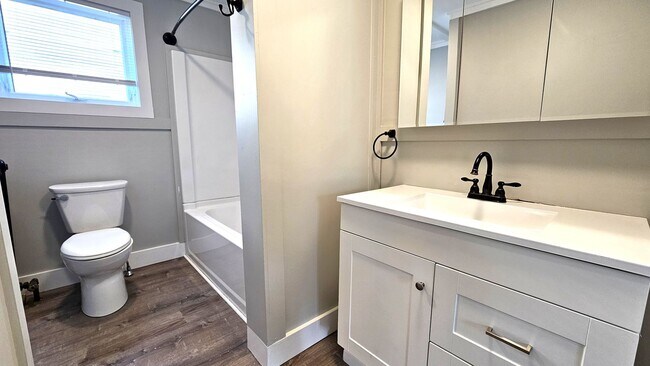 Building Photo - 43-47-47 Willow St