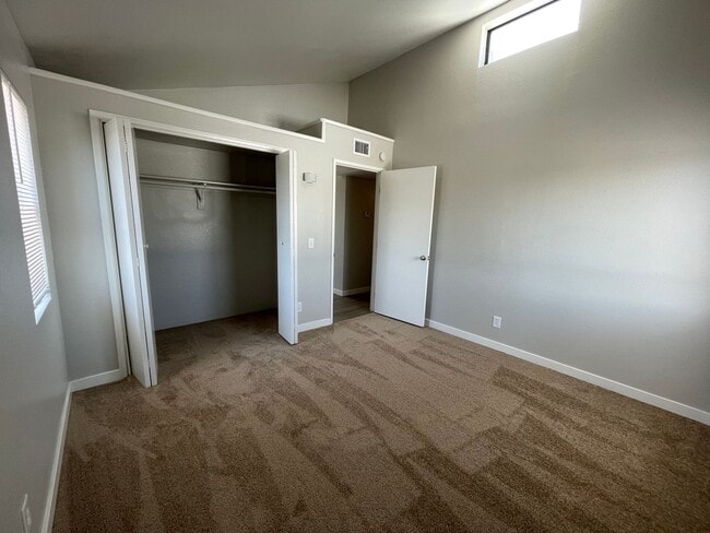 Building Photo - Lovely 2 Bedroom 2 Bath with Fireplace!