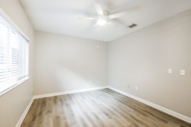 Building Photo - 1260 NE 42nd Ave