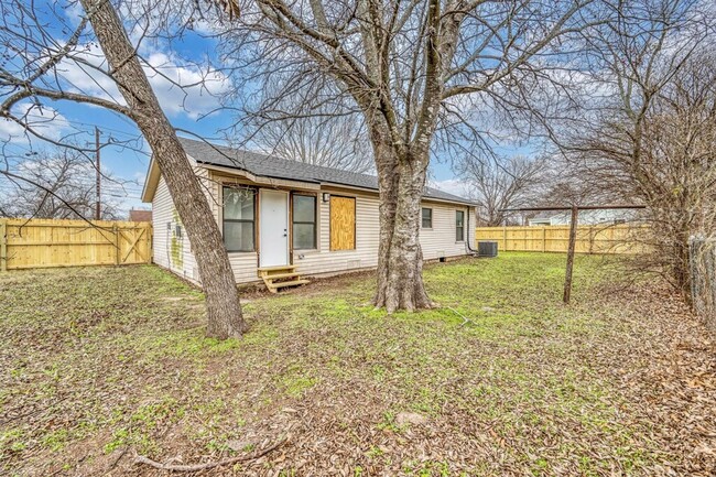 Building Photo - Newly remodeled 3 bedroom and 2 bath house