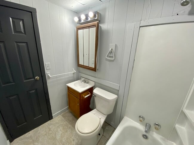 Building Photo - 619 Plum St