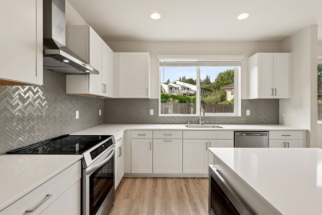Building Photo - 4 Bedroom 3 Bath Stunning Brand New Town H...