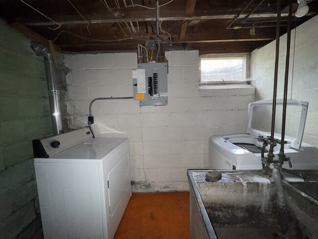 Building Photo - 3BR/1BA in Roseville Featuring A Sprawling Fenced Yard & An Attached Garage