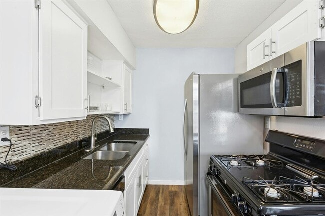 Building Photo - 2401 Manor Rd