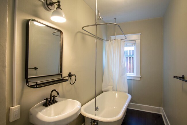 Building Photo - Studio w/Vintage Touches, Modern Upgrades + FREE LAUNDRY!
