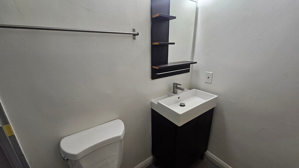 Building Photo - 933 S Gramercy Dr