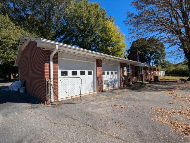Building Photo - 3930 Yarbrough Ave