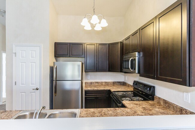 Building Photo - 2 bed 2 bth duplex- available now
