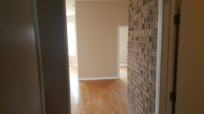 Building Photo - 118 E 45th St