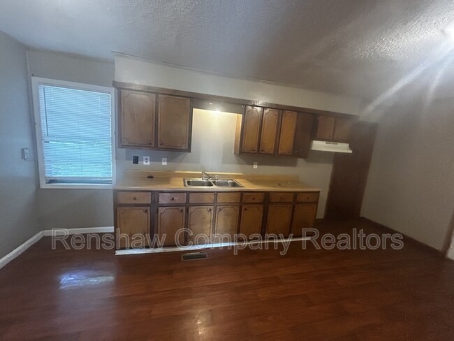 Building Photo - 109 McLin St
